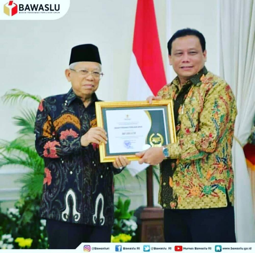 Bawaslu Raih Anugerah Badan Publik Informatif